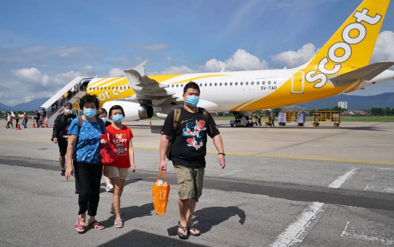 乘搭飞机抵达怡保机场的乘客也戴上口罩，做好防护措施。