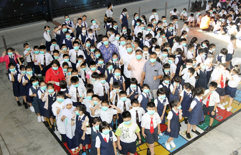 班达马兰华小A校董事部今早派发口罩给学生，并呼吁学生必须常洗手。