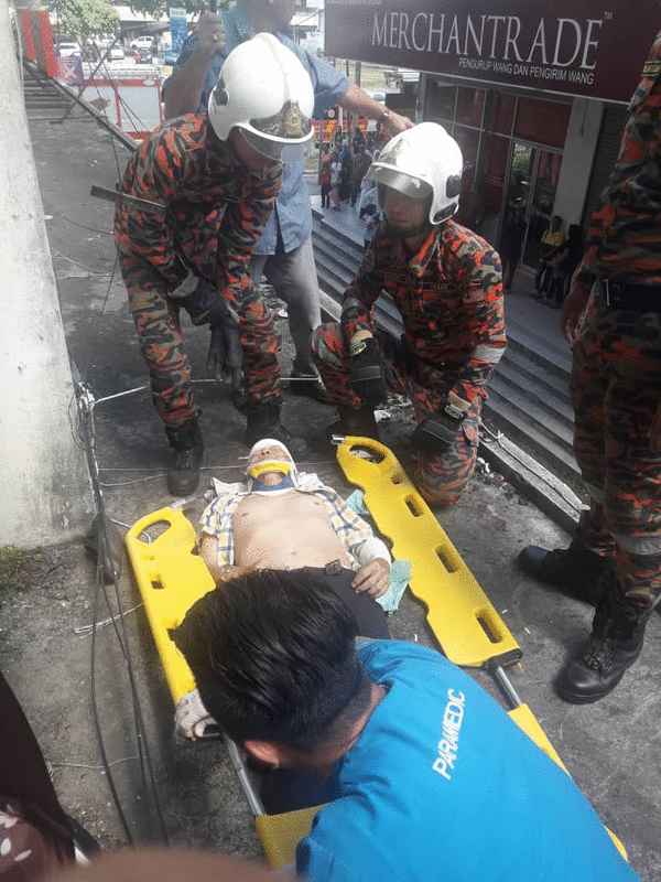 69岁罗姓男子从3楼坠落受重伤。