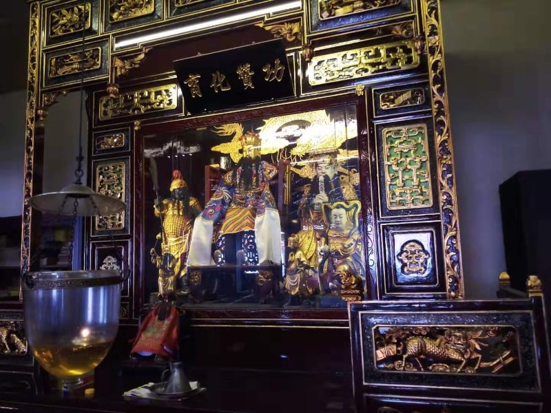 青云亭保生大帝前面一尊穿着红袍的神像,正是太岁爷的神像。 青云亭保生大帝前面一尊穿着红袍的神像,正是太岁爷的神像。