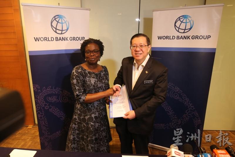 世界银行集团办公室宣布与大马政府延长5年的吉隆坡世界银行全球枢纽工作，左为维多利亚，右为林冠英。