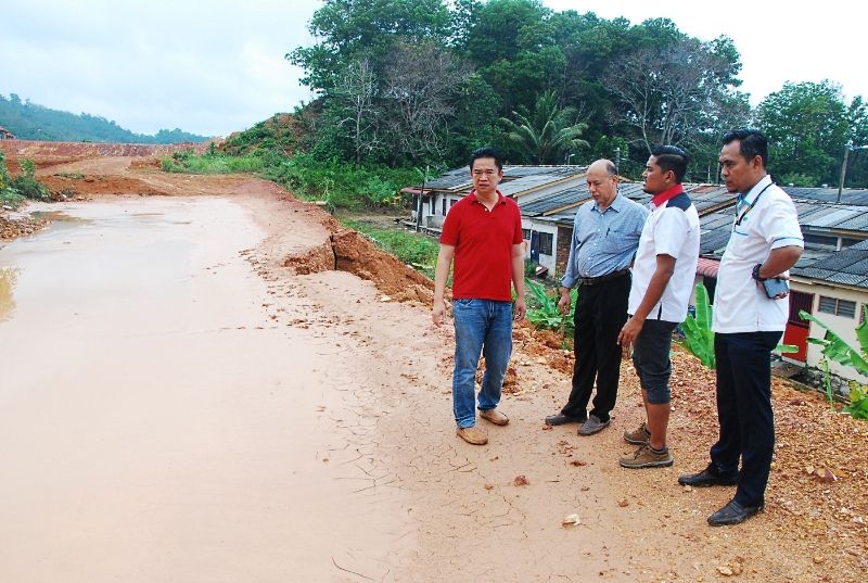 张聒翔（左起）、拉惹诺拉兹利到泰梳山下一个工地巡视，发现存水区满溢而导致下游泛滥成灾，马上发出罚单及停工令给承包商。