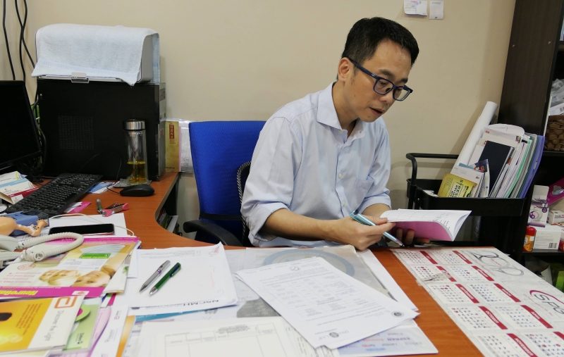 吴伟平的病患复诊日都会安排在大年初二后，形成他过年期间，都会比平常来的忙碌。