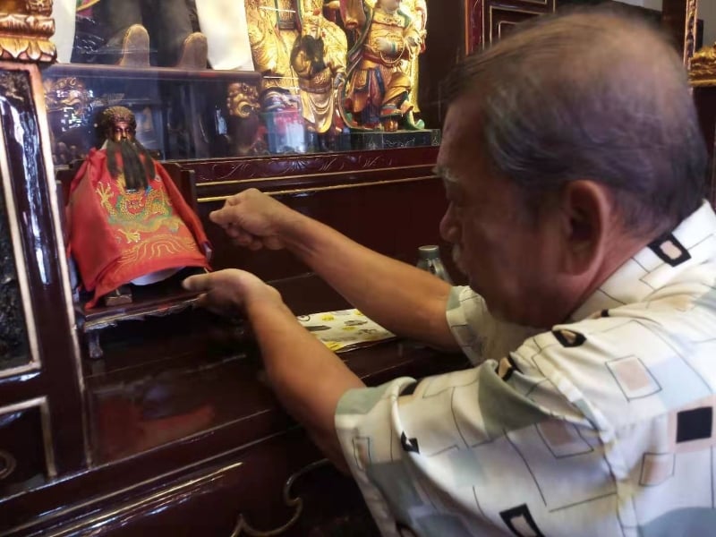 每年立春,负责人会打开闸门,让善信进行“压太岁”的动作。 每年立春,负责人会打开闸门,让善信进行“压太岁”的动作。