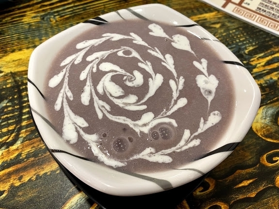 店主在香芋紫薯泥上拉花,为这道新品增添颜值。 店主在香芋紫薯泥上拉花,为这道新品增添颜值。