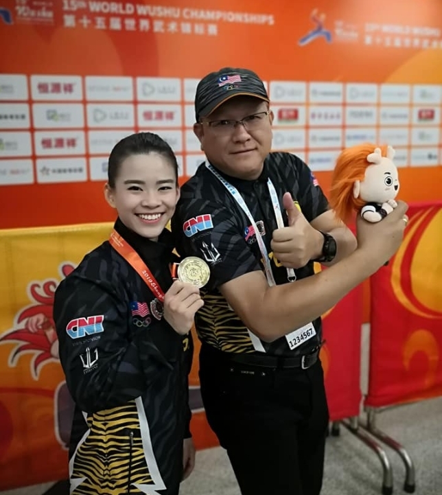 陈昌敏（左）在去年世锦赛摘得金牌后，与大马武术总会会长拿督张金发合照庆祝。
