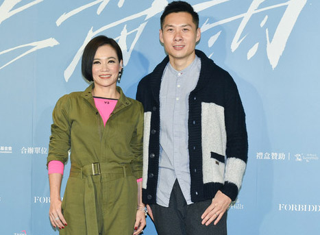 杨雁雁（左）与导演陈哲艺无惧武汉肺炎疫情赴台湾出席《热带雨》首映，在机场就进入“口罩模式”。