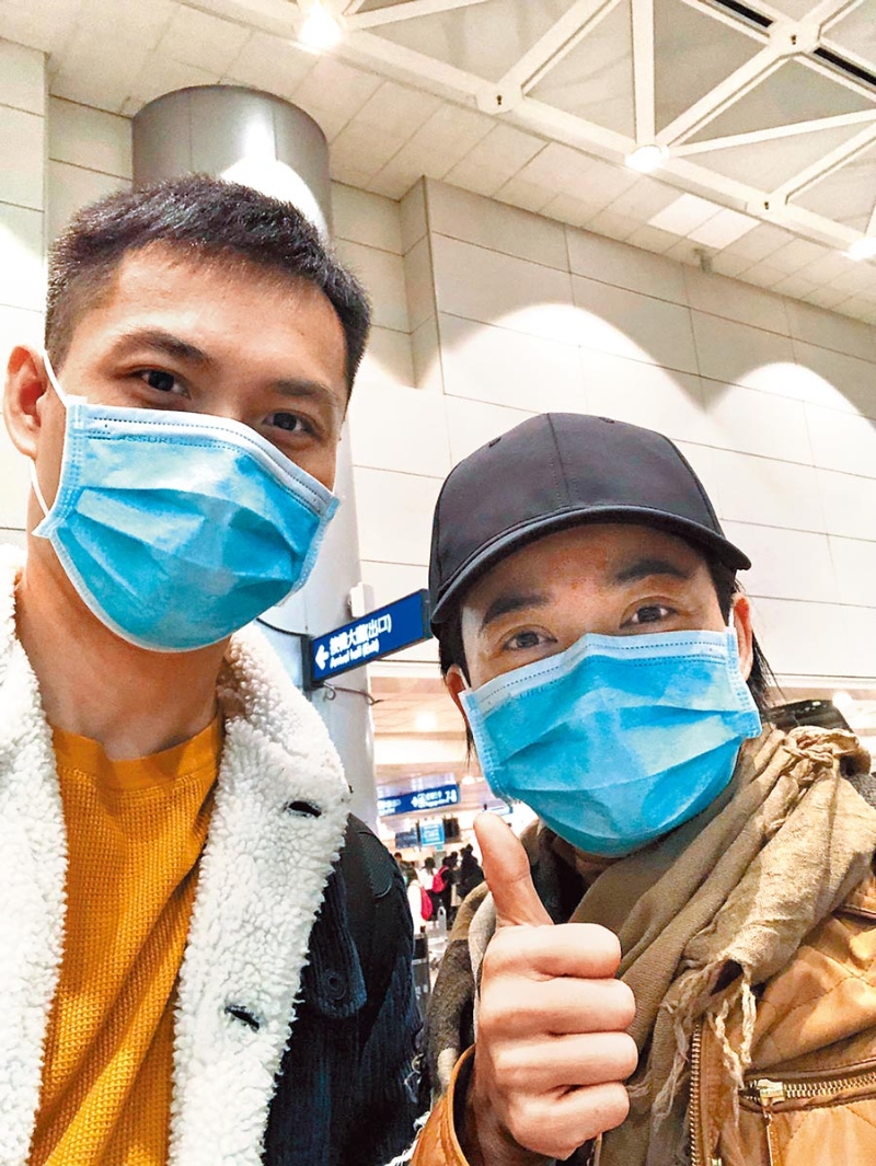 杨雁雁（右）与导演陈哲艺无惧武汉肺炎疫情赴台湾出席《热带雨》首映，在机场就进入“口罩模式”。