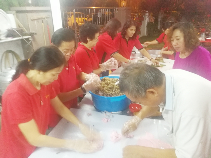 大多数潮州男女都有一对裹粿好手艺!