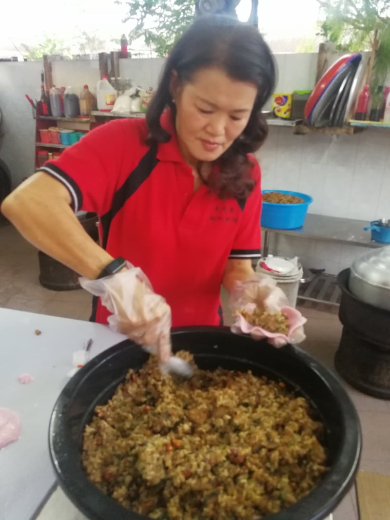 辜婉贤将炒香的内馅裹入粿皮。
