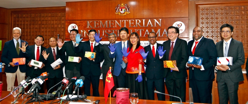 郭素沁（左八）与捐赠手套的公司代表合照。左五起是李金谋、拉威、白天；右四是苏柏拉马廉。
