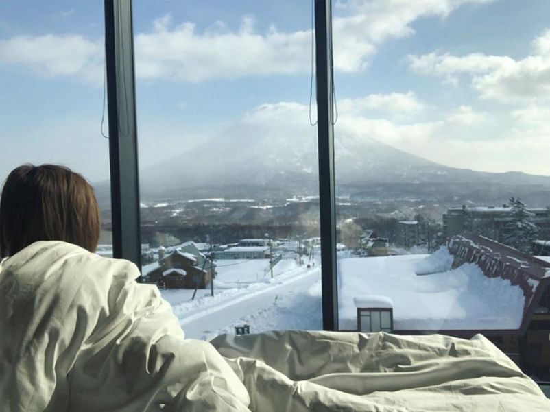 叶佩雯和老公过年期间到北海道滑雪却发高烧，只能待在酒店自我隔离。