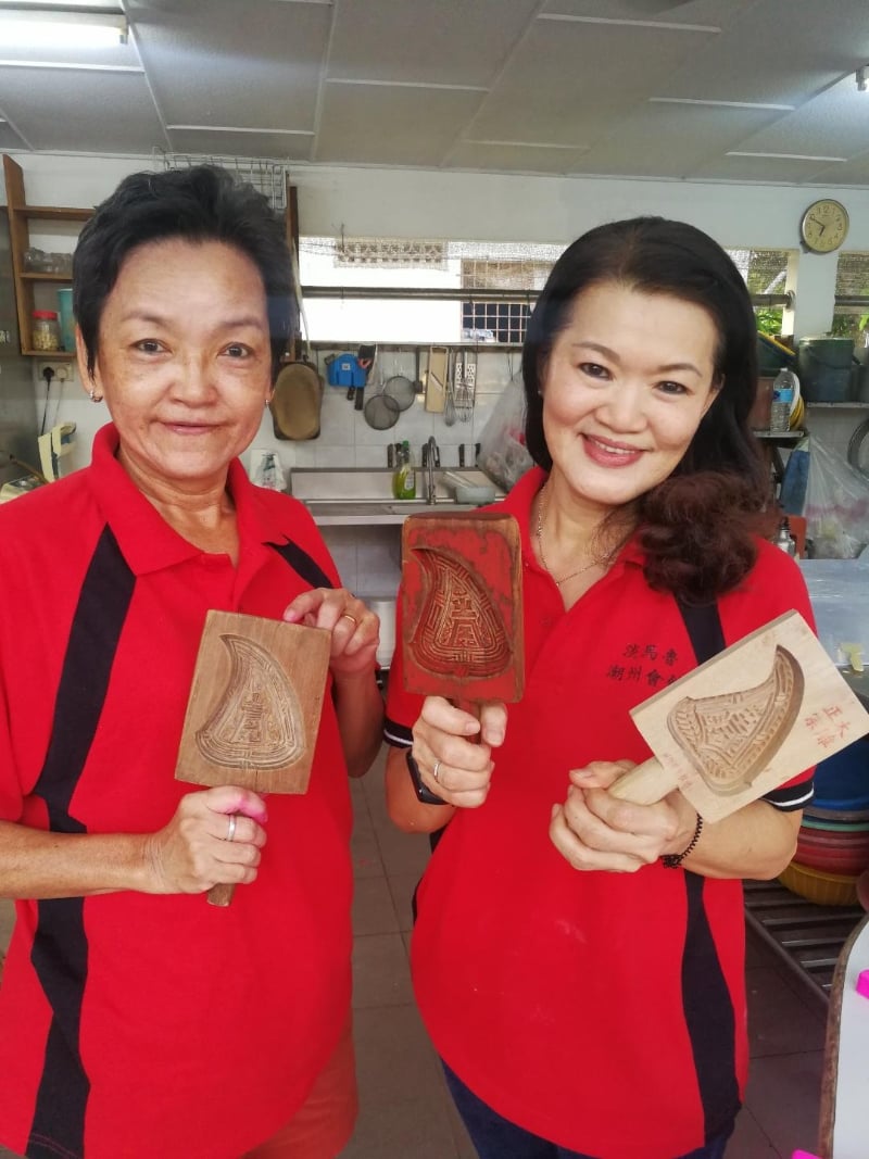 叶桂英（左）和辜婉贤展示逾60年历史的桃粿木雕模。