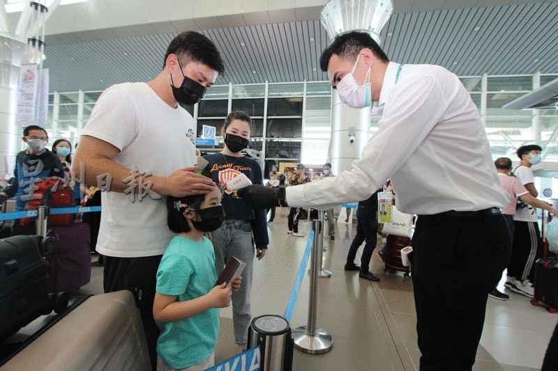 乘搭包机回武汉的乘客，必须接受两次体温检测。 