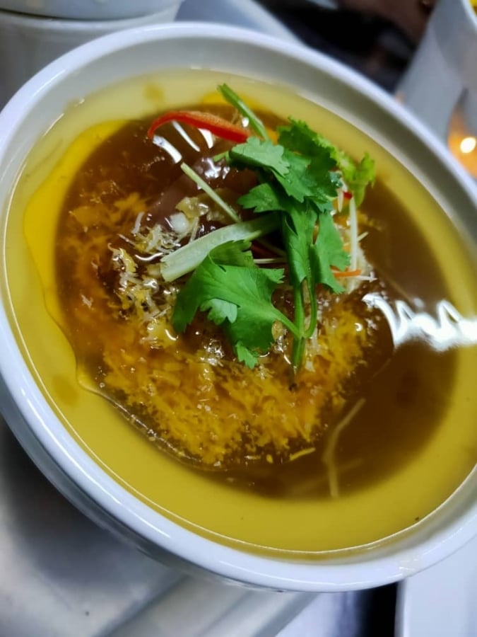 金钱鱼鳔黄油蟹(随市价)陈宝发所烹煮的金钱鱼鳔黄油蟹,每个鱼鳔都醸有各种海鲜,充满惊喜。