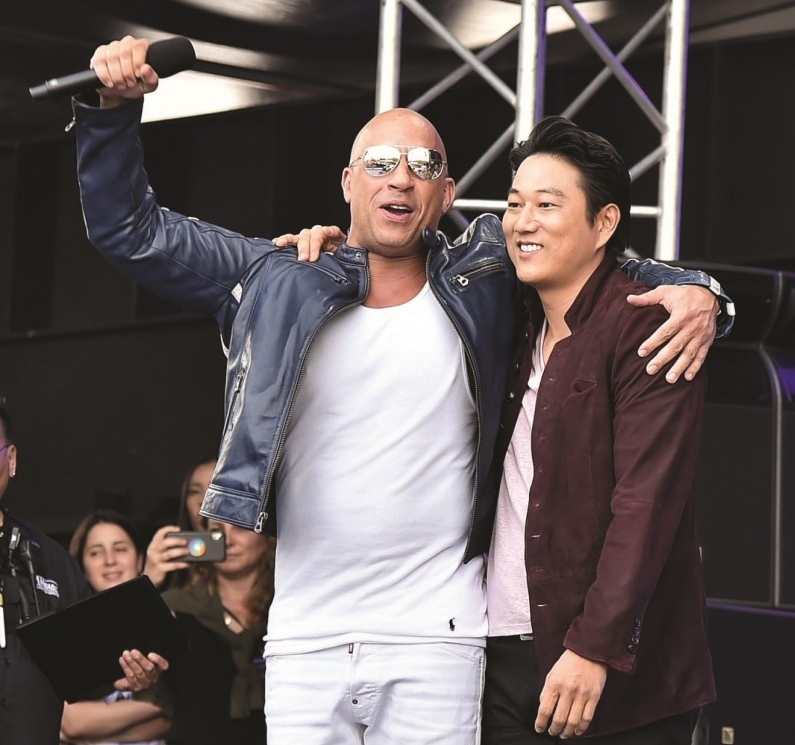 云迪素（左）在《玩命关头9》预告首播派对和“韩哥”姜成镐（右）相见欢。