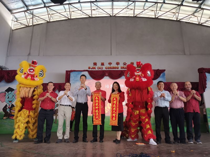培民中学瑞狮团赠送新春对联给美里中华公学,由董事长李春森(左四)及校长陈爱珠(左五)接收。左三为培中校长廖国炜。 培民中学瑞狮团赠送新春对联给美里中华公学,由董事长李春森(左四)及校长陈爱珠(左五)接收。左三为培中校长廖国炜。