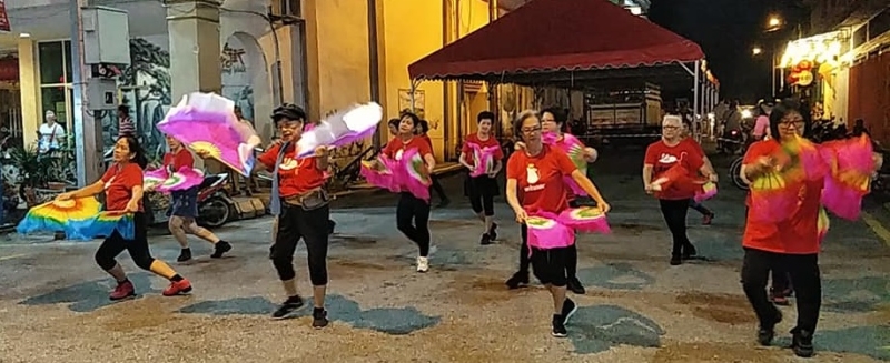 苏梅舞蹈班成员积极参与文化街表演活动。