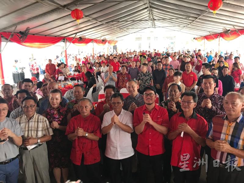 沙菲益（前排右四）与民兴党副主席王鸿俊（前排右三）出席新春团拜活动。