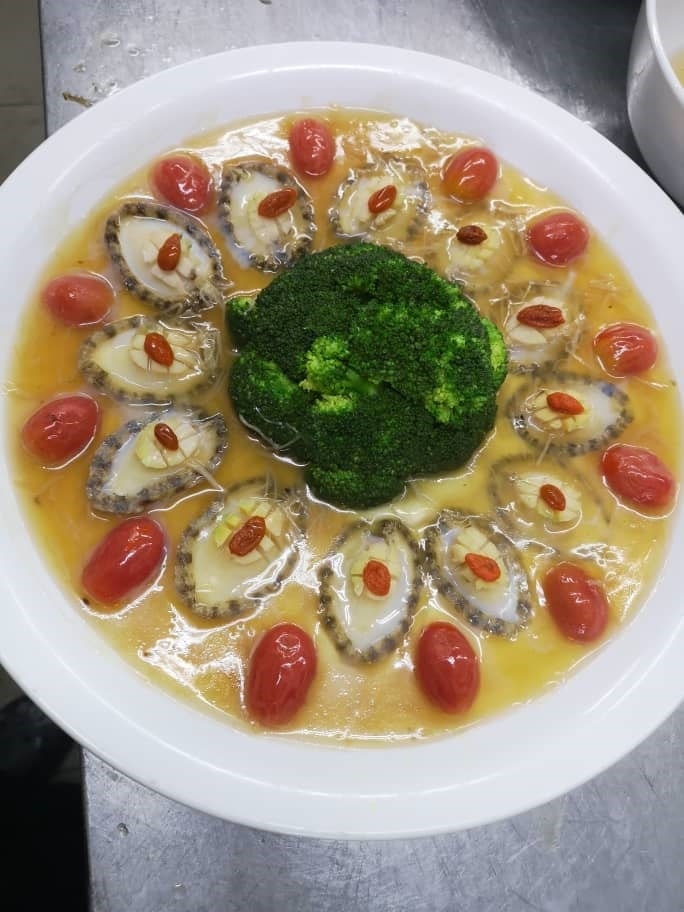 翡翠鲜鲍金芙蓉(10颗RM180)翡翠鲜鲍金芙蓉中的鲍鱼味浓郁,鲜甜味明显。