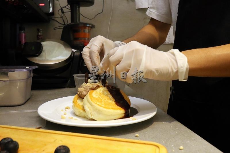 在食物“颜值”当道的时代，舒芙蕾松饼的摆盘也不可马虎，以满足食客对甜点上桌的期待。