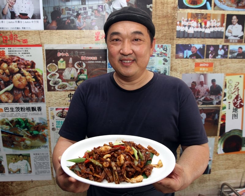 陈宝发紧守着父亲所创的美食“茨粉根”，就算已传至第三代也不失当年的古早味。