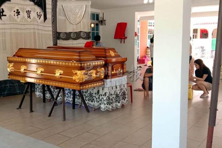 两副棺木并列在客厅外，让家属看了这场景，感到心酸与不舍。