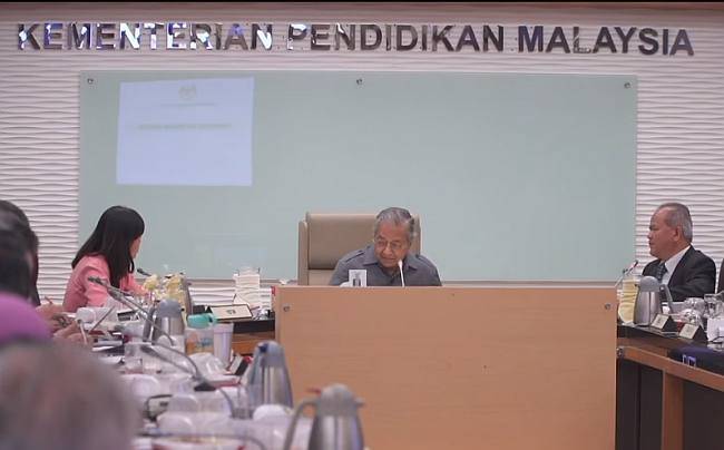 马哈迪表示，教育部将恢复英语教数理政策。