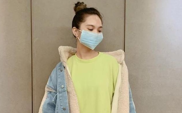 杨丞琳在IG贴出多张戴口罩的美照，却被眼尖的网民指出，她口罩配戴不正确，恐怕防菌变吸菌。