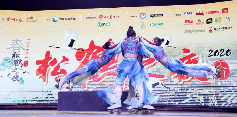 亚洲太平洋马戏杂技艺术团的两名团员穿上轮鞋转起圈圈来，让另两名团员在空中飞舞着，十分漂亮。