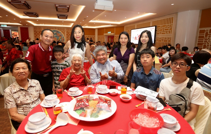 刘扁（前排左二，81岁）