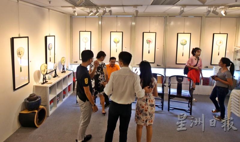 “善藝迎春”展日前在Warren Art Gallery開展，吸引不少人前來欣賞，鑑賞中華繪畫美學。