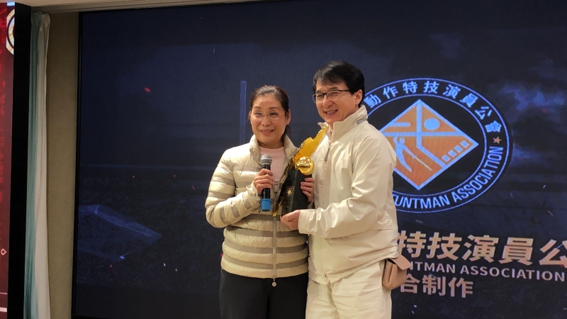 成龙（右）一直是杨盼盼学习的榜样，她很开心能从这位自己最尊重的动作演员手中接过杰出贡献大奖。
