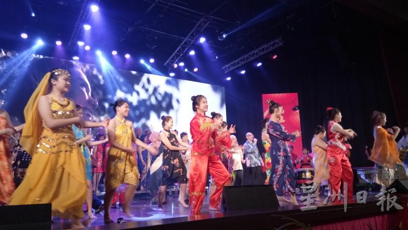 风信子舞蹈团为现场嘉宾呈现中华民族舞蹈，其婀娜多姿的姿态，让观众看得目不转睛。