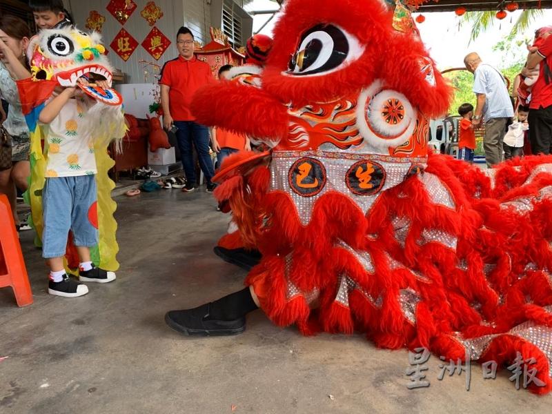 舞獅是中華文化的遺產，華文獨中積極栽培醒獅團，也是扮演著傳承及發揚中華文化的角色。