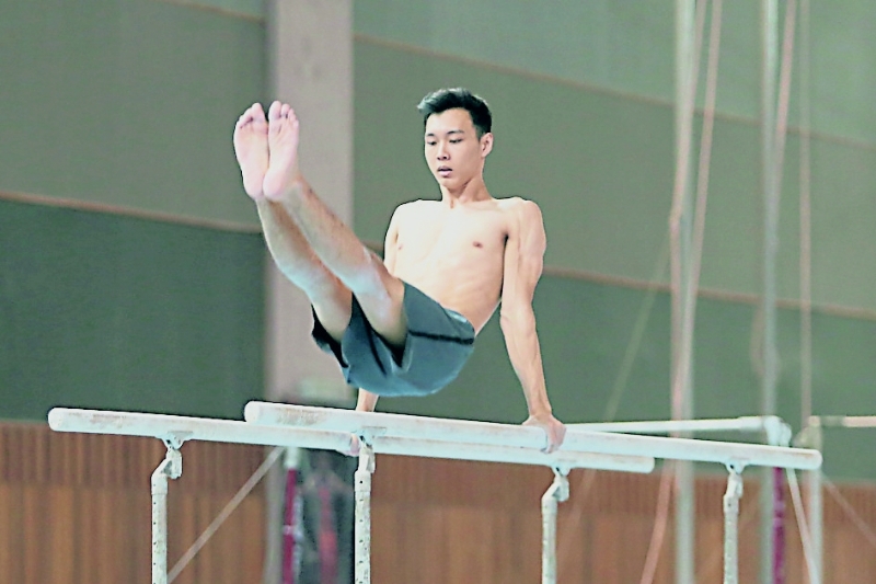 陈福杰在训练中非常专注，他坦言器械操是体力活运动。