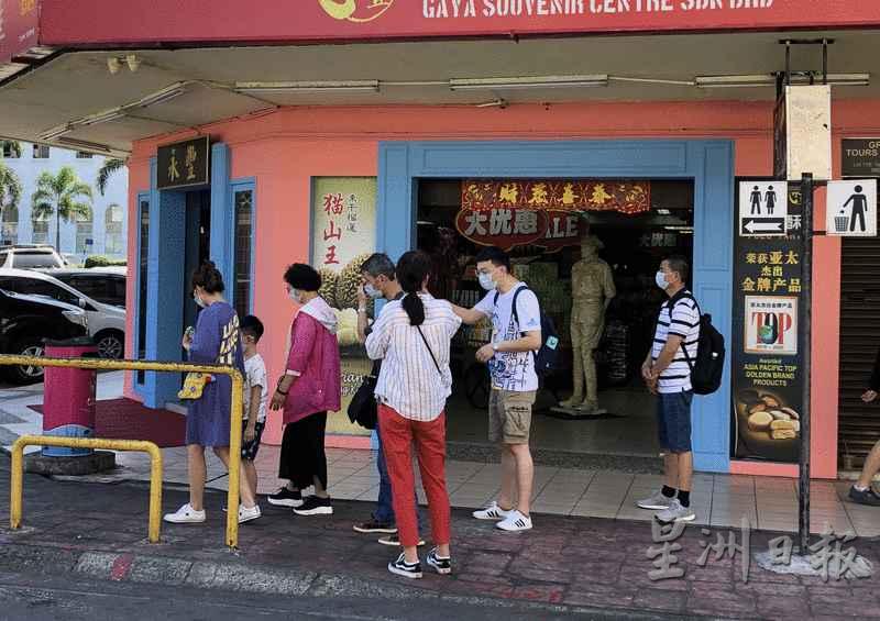 武汉肺炎爆发，疫情持续扩散，导致不少中国游客滞留在沙巴。近日来可看到游客在亚庇市中心走动。