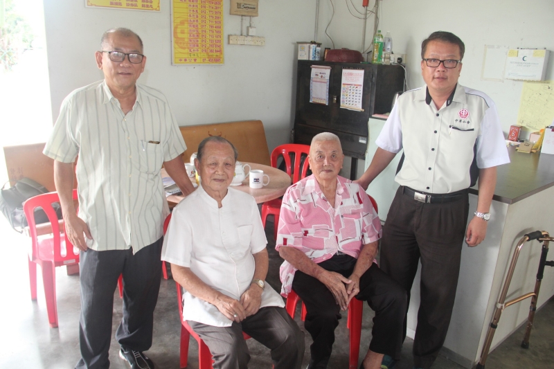 白福春（右起）、陈木坤、张瑞金及刘天海一同讲述华山亭的历史故事。