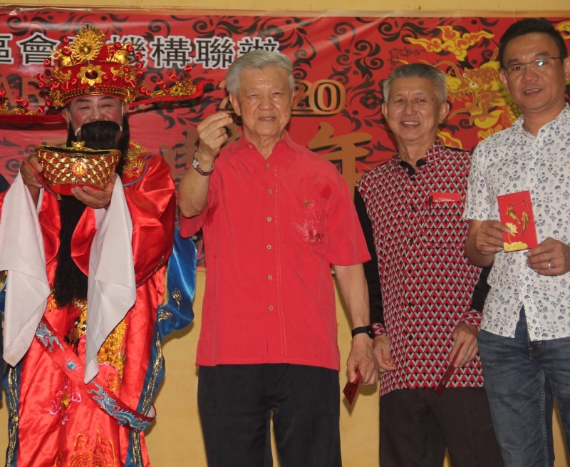 蔡细历（左二）与财神爷一起向来宾贺年；右起马华峇株巴辖区会署理主席林怀伦及主席江明光。