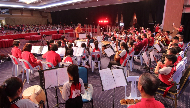 由关丹和声音乐协会、培才华小及光华华小华乐队组成的阵容，率先为观众演奏富有中华文化的乐曲。