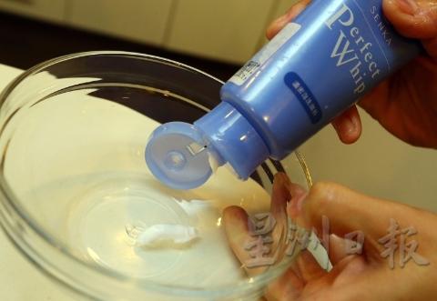 C01 刷子起泡法

这个方式花费的时间比较长，可是透过刷子起的泡沫却十分绵密柔和，像棉花糖航般温柔。

首先取来一个碗，放入少量水，再挤入如图显示般分量的洁颜乳。