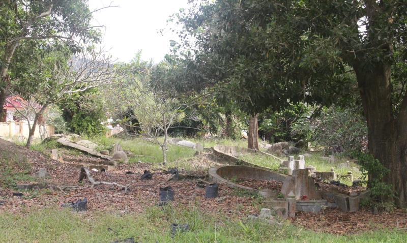 峇县最早的华人公墓——华山亭，曾埋下数以千计华裔开荒者的遗体，成为了历史的见证。