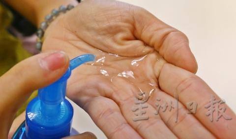 A01 超微米水润卸妆油的使用方式，是干湿两用，即是干手或湿手都可以。但是张莉侦个人习惯干手卸妆，觉得直接倒在手上最方便，一般使用的分量是按压4次在掌心。
