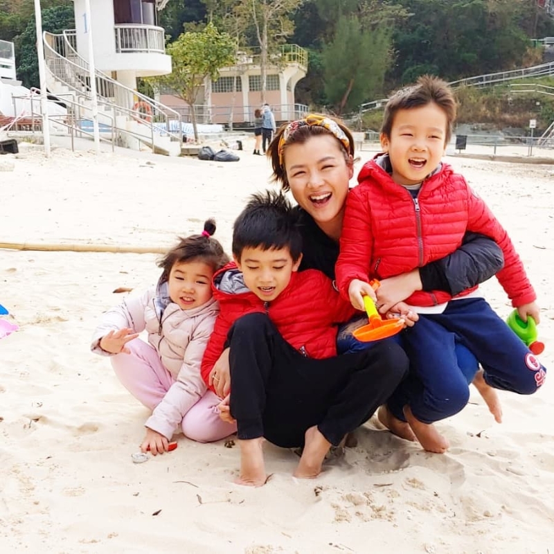 陈茵媺在沙滩上教孩子写字学习。
