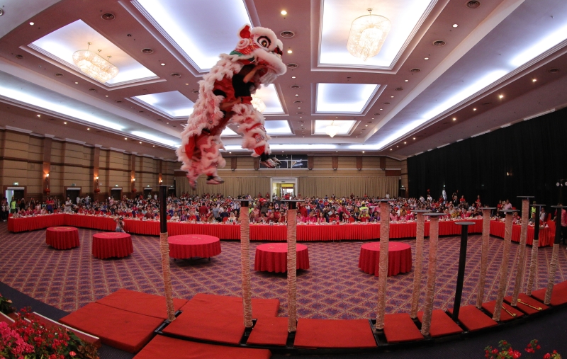 在多项国际赛事获奖的关丹建造行武术醒狮团在现场高难度跳桩表演，成功掀起节目高潮。