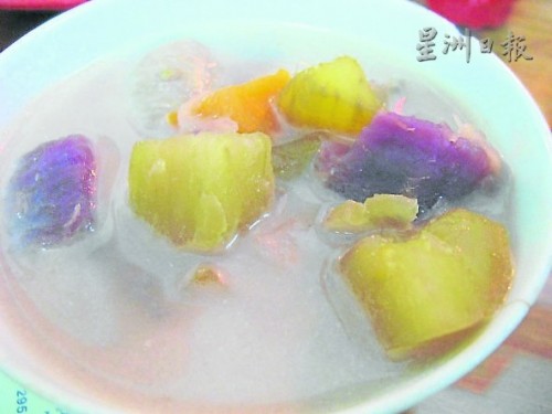 北马的峇峇娘惹社会在元宵节会吃平安粥“喷岳”（Pengat）。