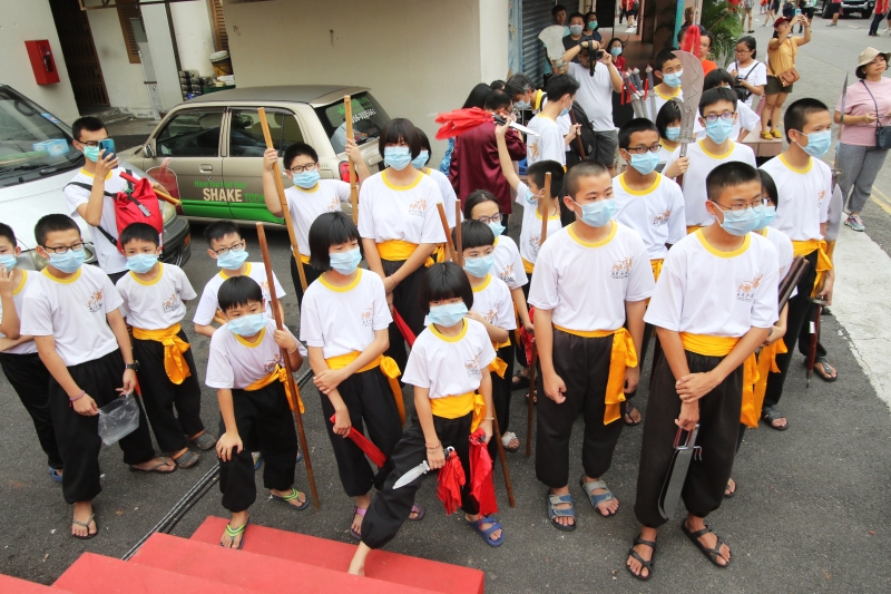 参与演出的孩子都做足防范措施，“全副武装”戴上口罩走入人群。