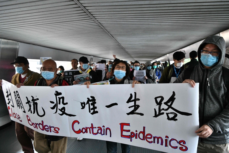 多名示威者在中港边境示威抗议，要求港府封关禁止中国旅客入港，阻截病毒传入及散播。（法新社照片）