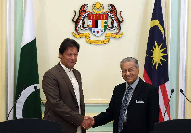 首相敦马哈迪（右）与巴基斯坦总理伊姆兰汗在会谈后，召开联合新闻发布会。