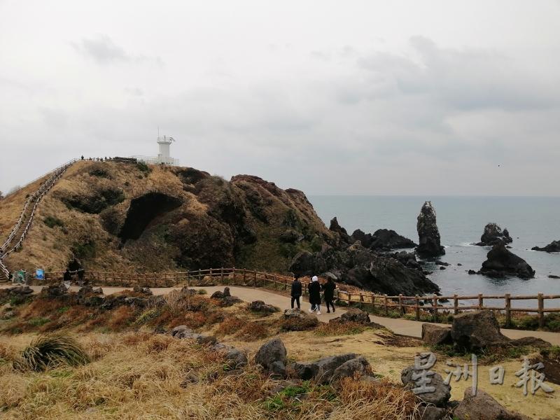 海边的奇岩异石。在白色小灯塔的右侧，高耸直立的就是龙王子化成的“仙石”。

